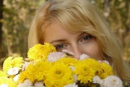 Блондинка с цветами