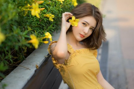 Девушка в желтом