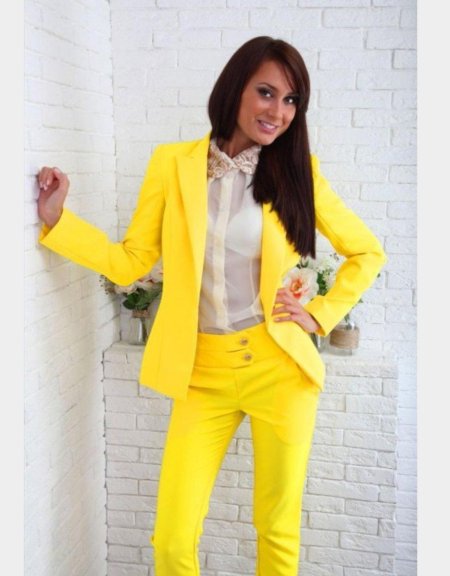 Желтый брючный костюм
