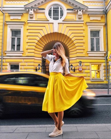 Девушка в желтом платье