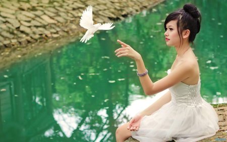 Девушка с голубем