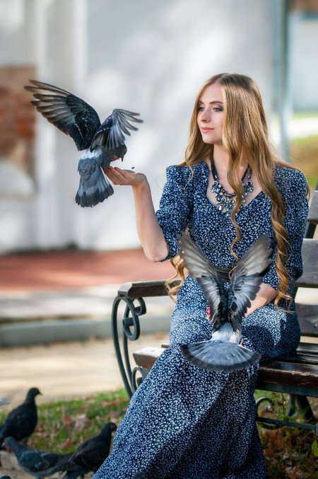 Девушка с голубем