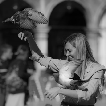 Девушка с голубем
