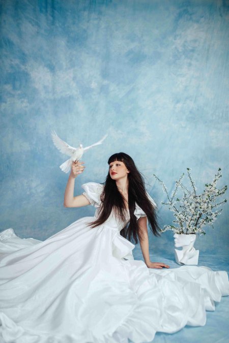 Девушка и белый голубь