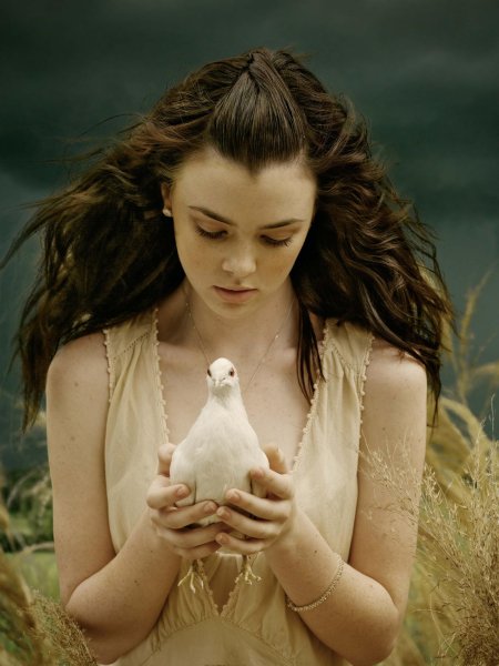 Девушка с птицей