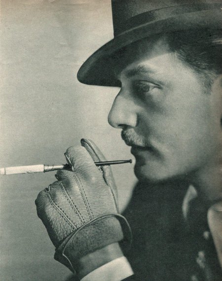 Мужчина с мундштуком