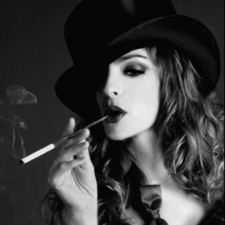 Девушка с сигаретой