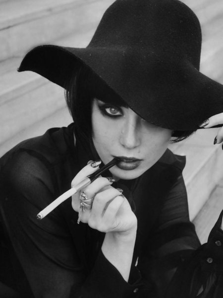 Девушка с мундштуком