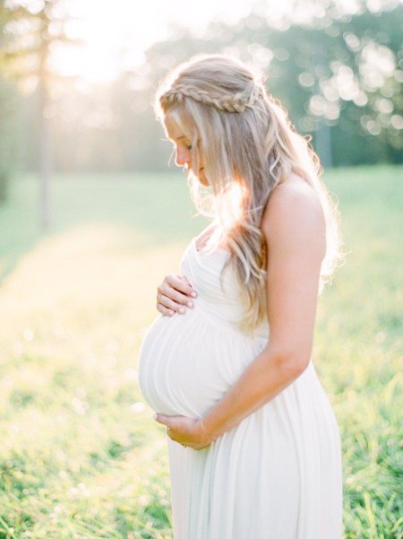 Беременная блондинка