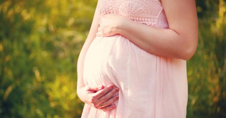 Красивая беременная женщина