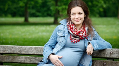 Красивая беременная женщина