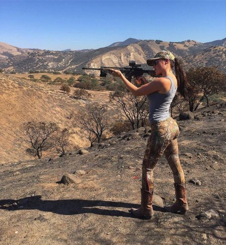 Девушка на охоте
