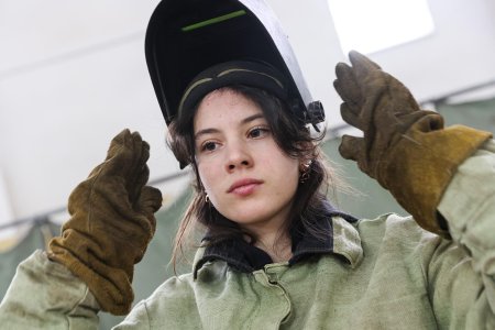 Девушка сварщик