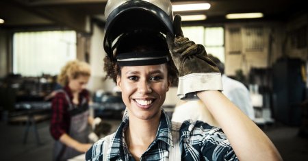 Женщина сварщик