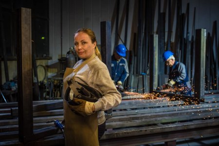 Девушка сварщик