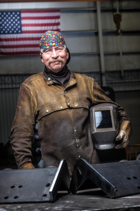 Сварщик ручной дуговой сварки