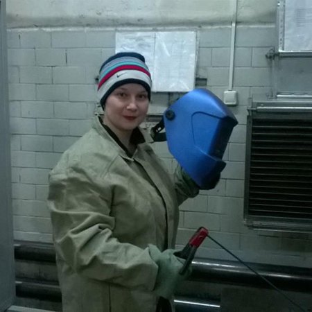 Девушка сварщик