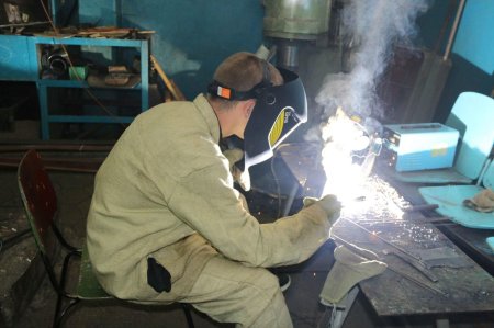 Электросварщик ручной сварки