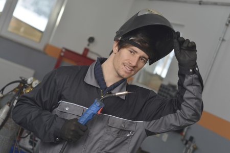 Сварщик парень работящий