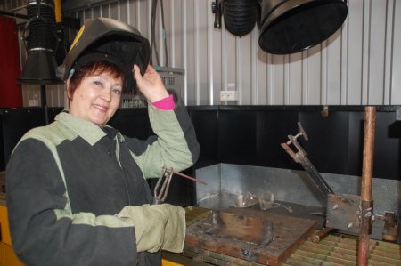 Женщина сварщик