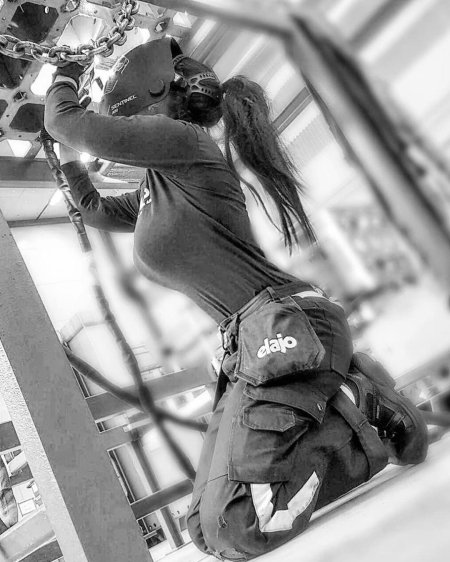 Красивая сварщица