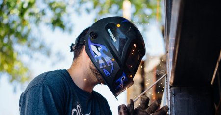 Каска для сварки