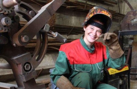 Женщина сварщик