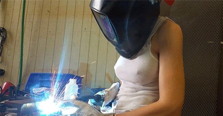 Девушка сварщик
