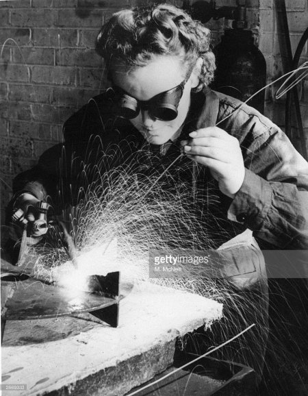 Женщина сварщик