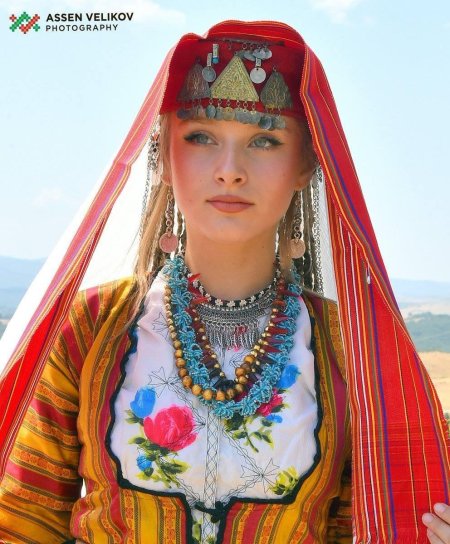 Девушки в национальных костюмах