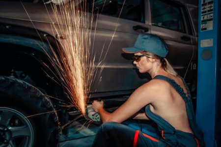 Девушка автомеханик