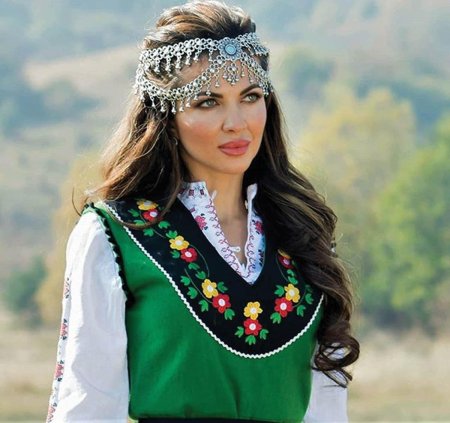 Польская девушка в национальном костюме