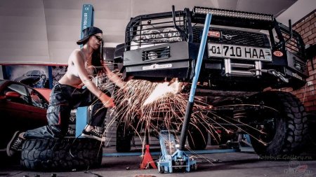 Девушка в автосервисе