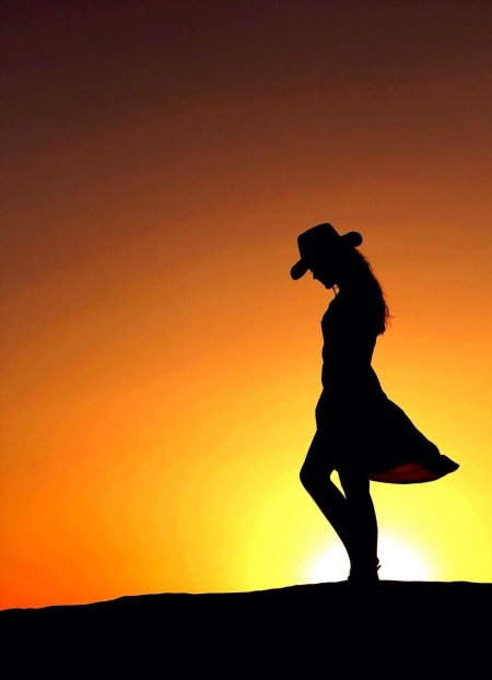 Силуэт девушки в шляпе