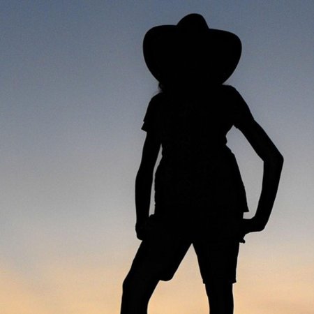 Силуэт девушки в шляпе