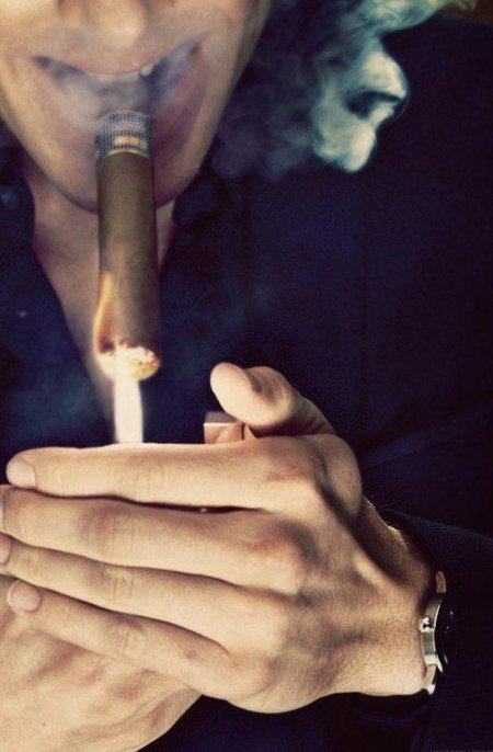 Курит сигару