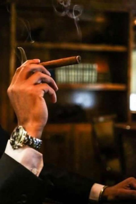 Мужчина с сигарой