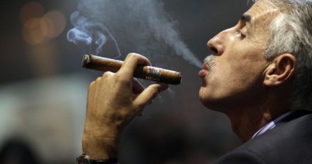 Курит сигару