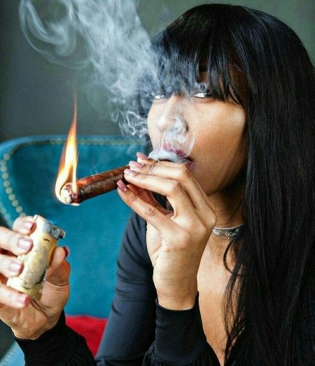 Красивая девушка курит сигарету