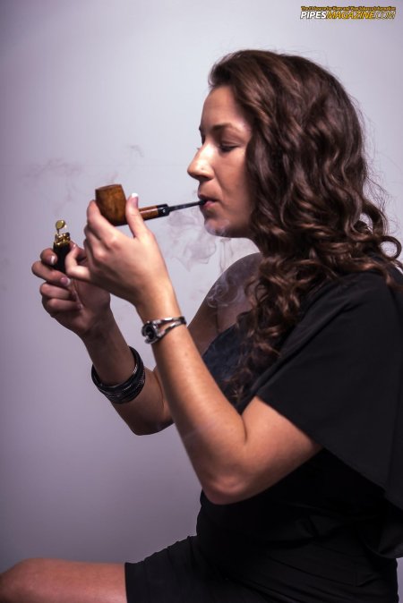 Женщина курит трубку