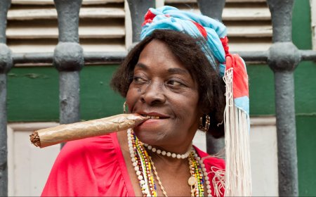 Женщины с сигарой в гаване