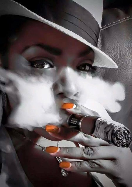 Девушка с сигарой