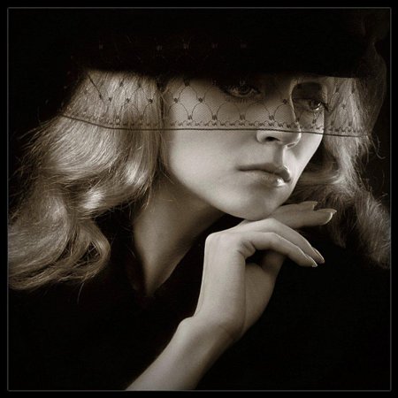 Красивая одинокая женщина