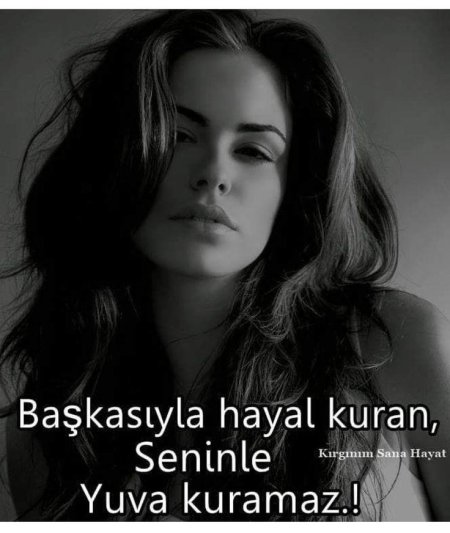 Красивая брюнетка