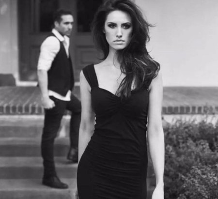 Девушка в черном платье