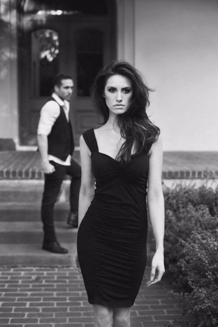 Девушка в черном платье