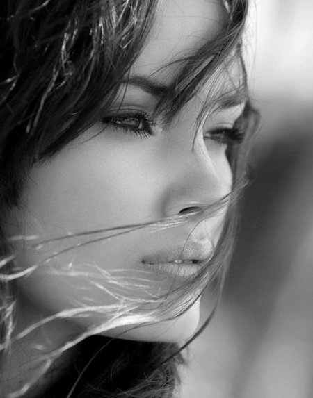 Красивая гордая женщина