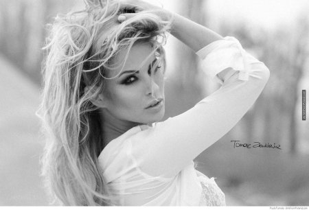 Красивая блондинка