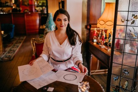 Женщина астролог