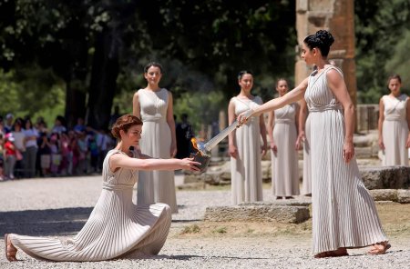 Зажжение олимпийского огня в греции